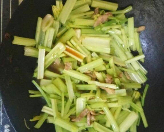怎么炒芹菜好吃