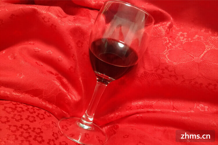 红酒怎么喝口感更好(红酒怎么喝才好喝兑饮料比例)