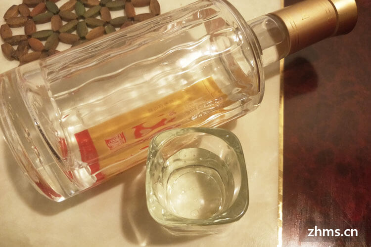 白酒可以放在汽车玻璃吗(白酒可以放在汽车的后备箱里吗)