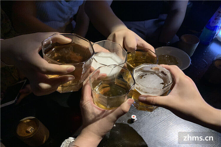 啤酒没有气泡是不是坏了(啤酒不冒泡可以喝么)