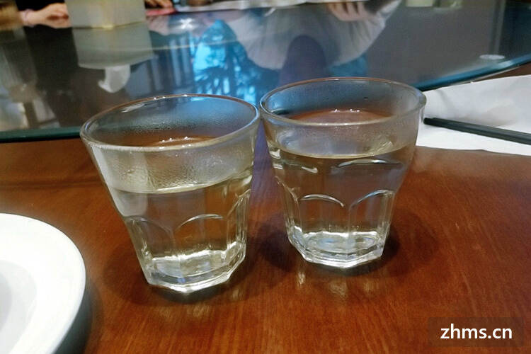 浓香型和酱香型哪个好喝(白酒浓香型与酱香型的区别)