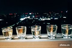 <b>浓香型和酱香型哪个好喝(白酒浓香型与酱香型的区别)</b>