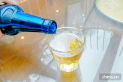 如何倒啤酒没有泡沫(啤酒的三种倒酒法)