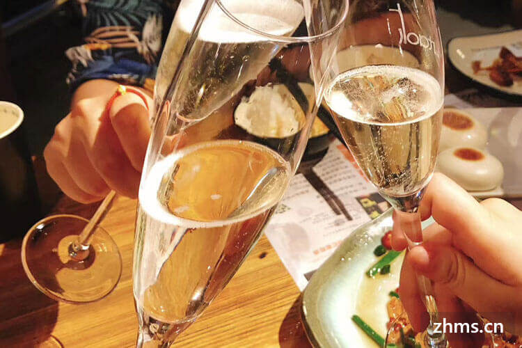 香槟是什么味道的酒(香槟的味道怎么样)