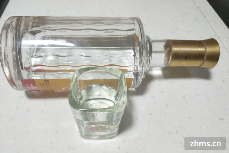浓香型和酱香型白酒的区别(浓香型和酱香型哪个好喝)