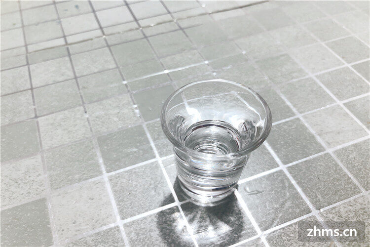 浓香型白酒能放多久会发黄(浓香型白酒能放多久,怎么保存)