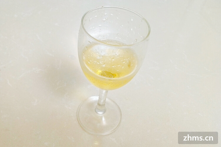 进口啤酒里面有杂质正常吗(进口啤酒有沉淀物能喝吗)