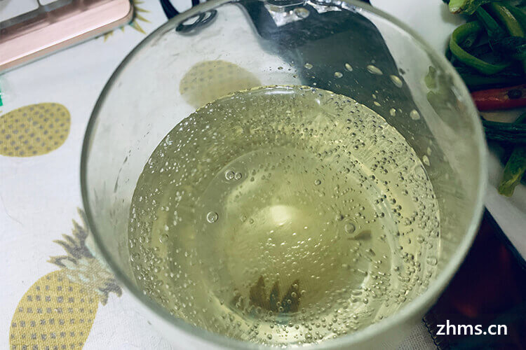 进口啤酒里面有杂质正常吗(进口啤酒有沉淀物能喝吗)
