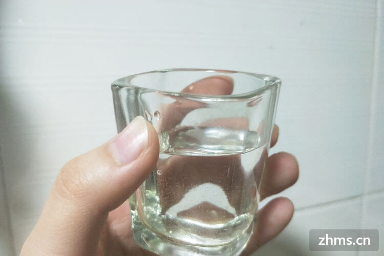 散酒如何分辨酒精酒和粮食酒(散酒是酒精勾兑出来的吗)